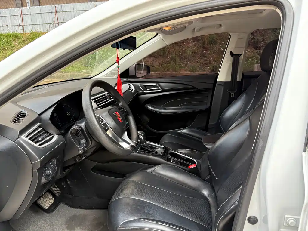 Roewe i5 1.5 L Auto 4 G Connected Leading Luxury Flagship