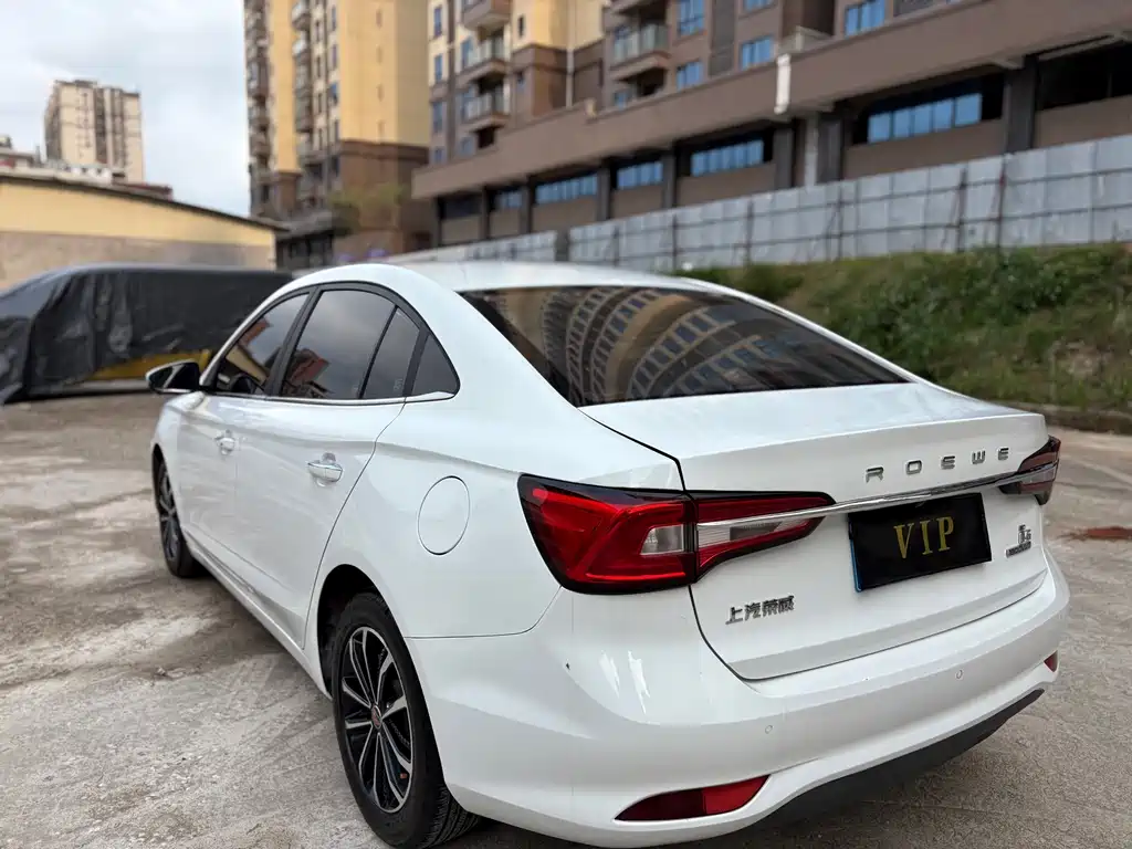 Roewe i5 1.5 L Auto 4 G Connected Leading Luxury Flagship