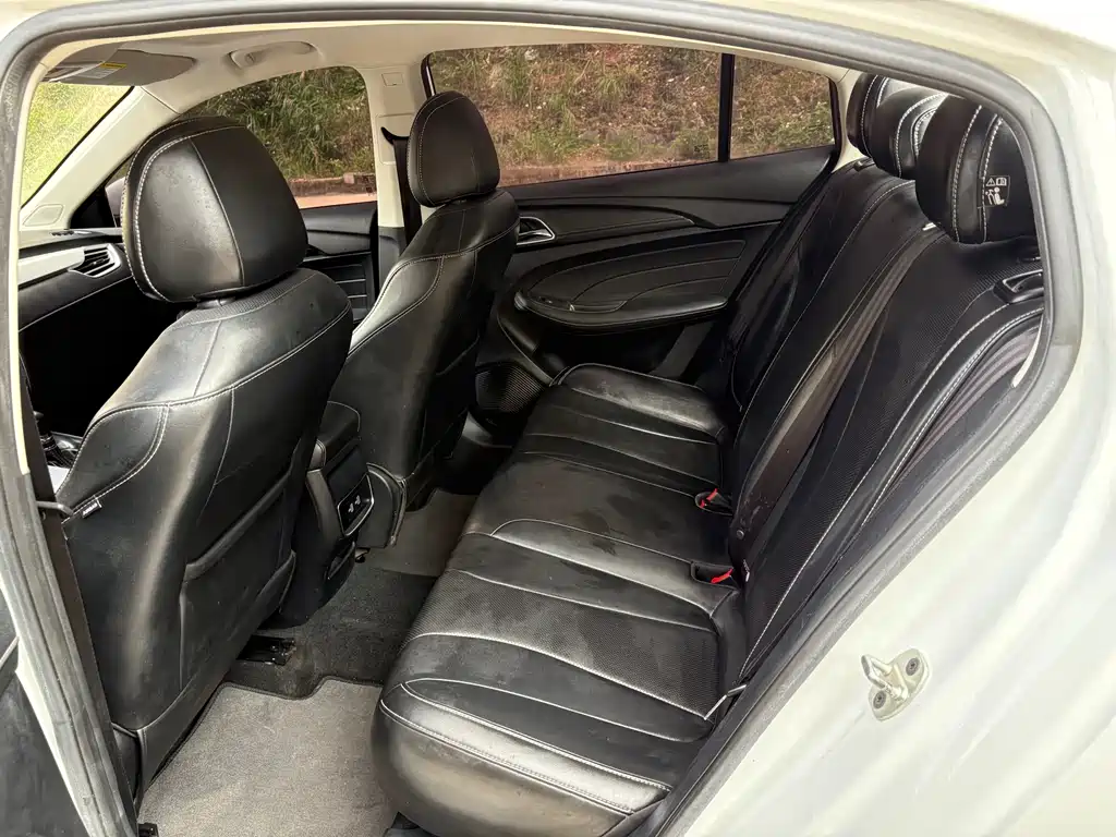Roewe i5 1.5 L Auto 4 G Connected Leading Luxury Flagship