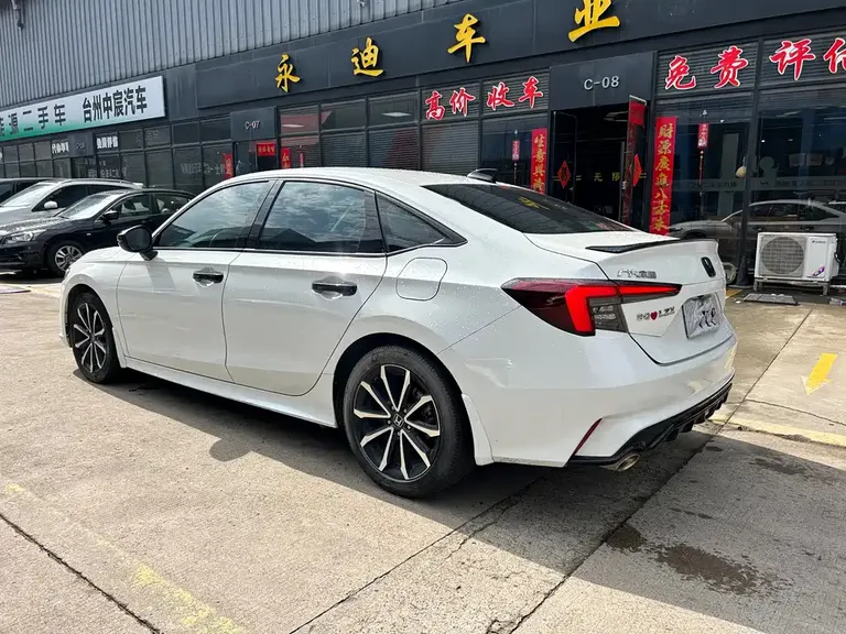 Honda Integra 240 TURBO CVT Phantom Night · Tech