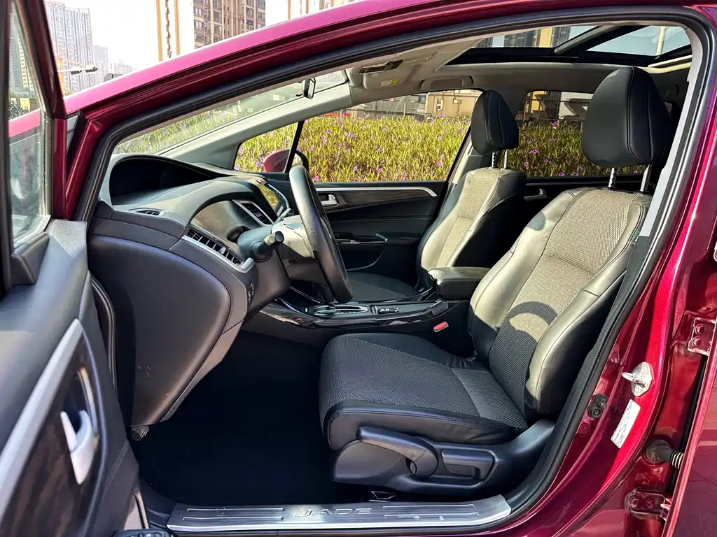 Jade 210 TURBO CVT Style 5-seat