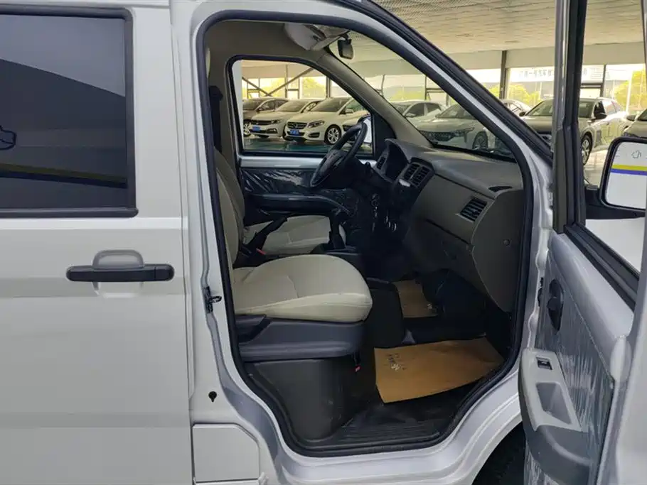 Wuling Rongguang S 1.5 L Basic 5 7-seat