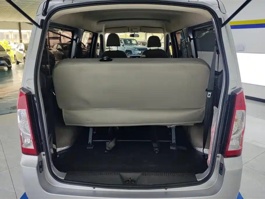 Wuling Rongguang S 1.5 L Basic 5 7-seat