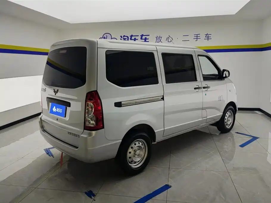 Wuling Rongguang S 1.5 L Basic 5 7-seat