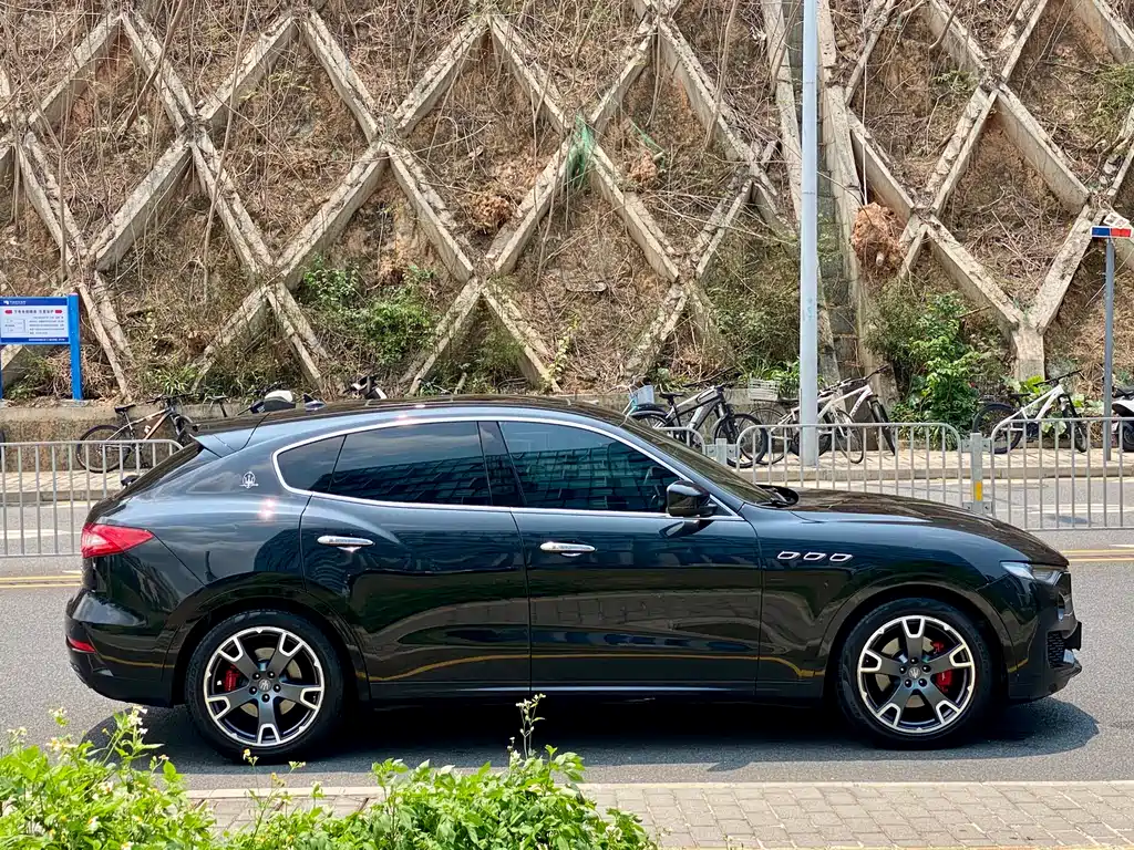 Levante 3.0 T Standard