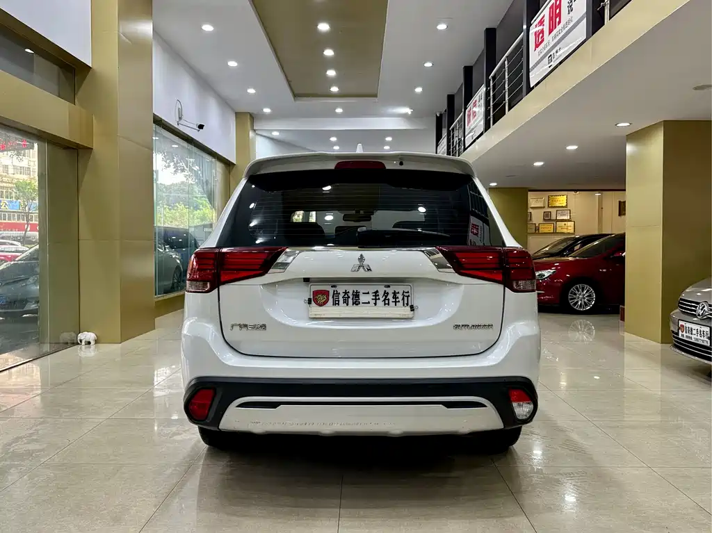Outlander 2.0 L 2 WD Smooth Enjoyment 5-seat