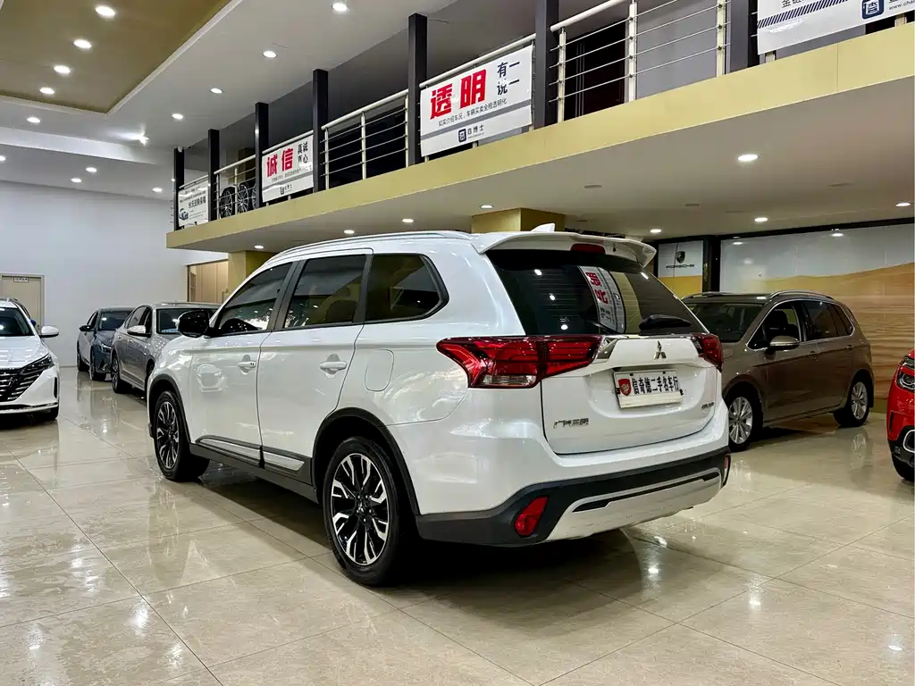Outlander 2.0 L 2 WD Smooth Enjoyment 5-seat