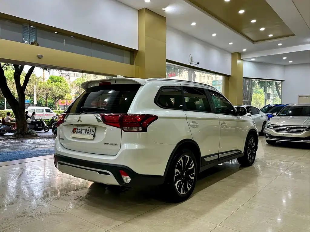 Outlander 2.0 L 2 WD Smooth Enjoyment 5-seat