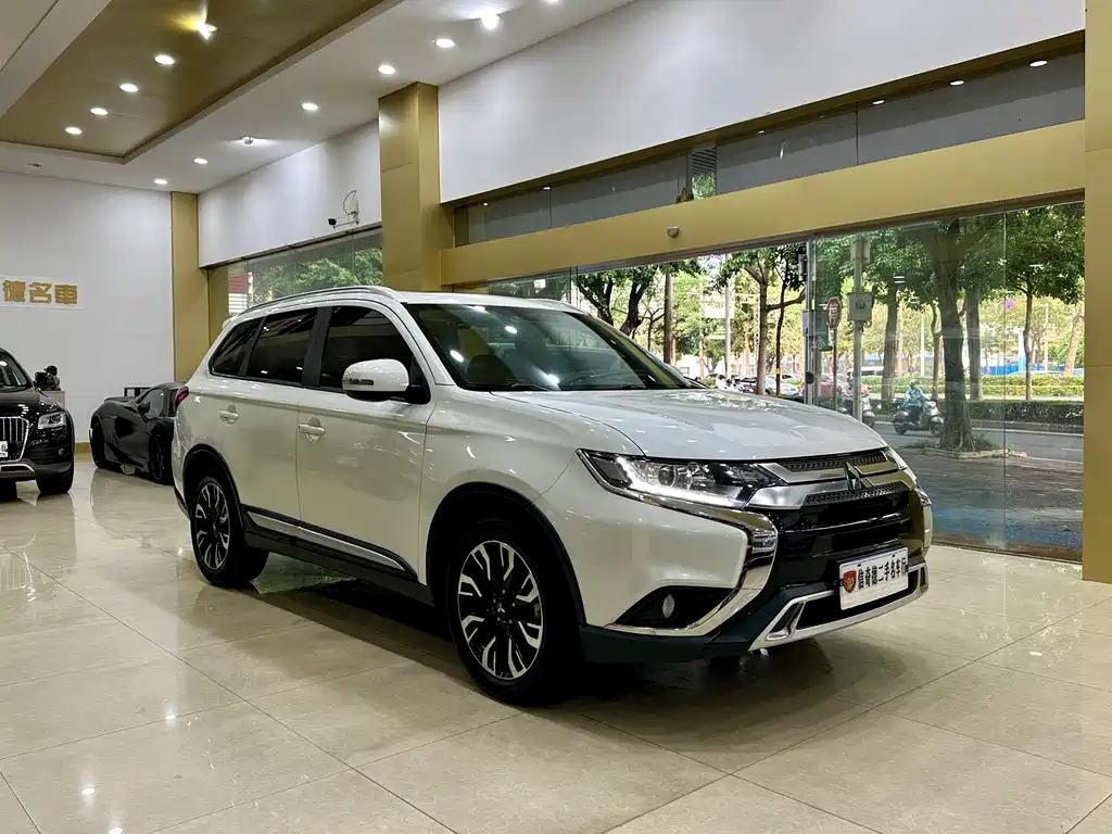 Outlander 2.0 L 2 WD Smooth Enjoyment 5-seat