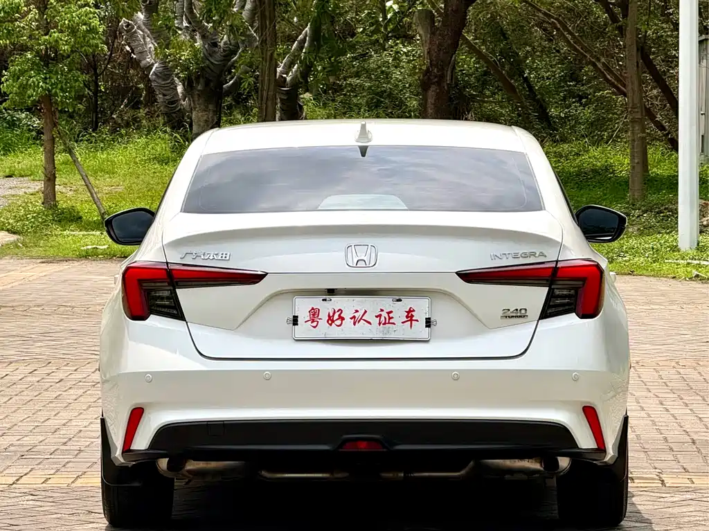 Integra 240 TURBO CVT Luxury