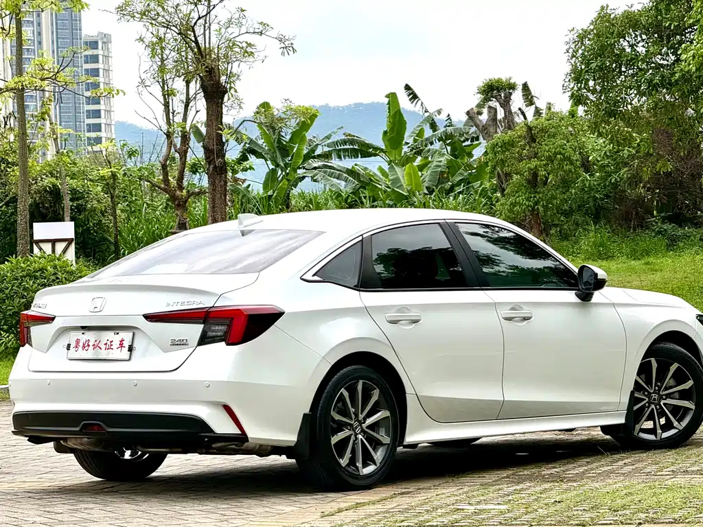 Integra 240 TURBO CVT Luxury