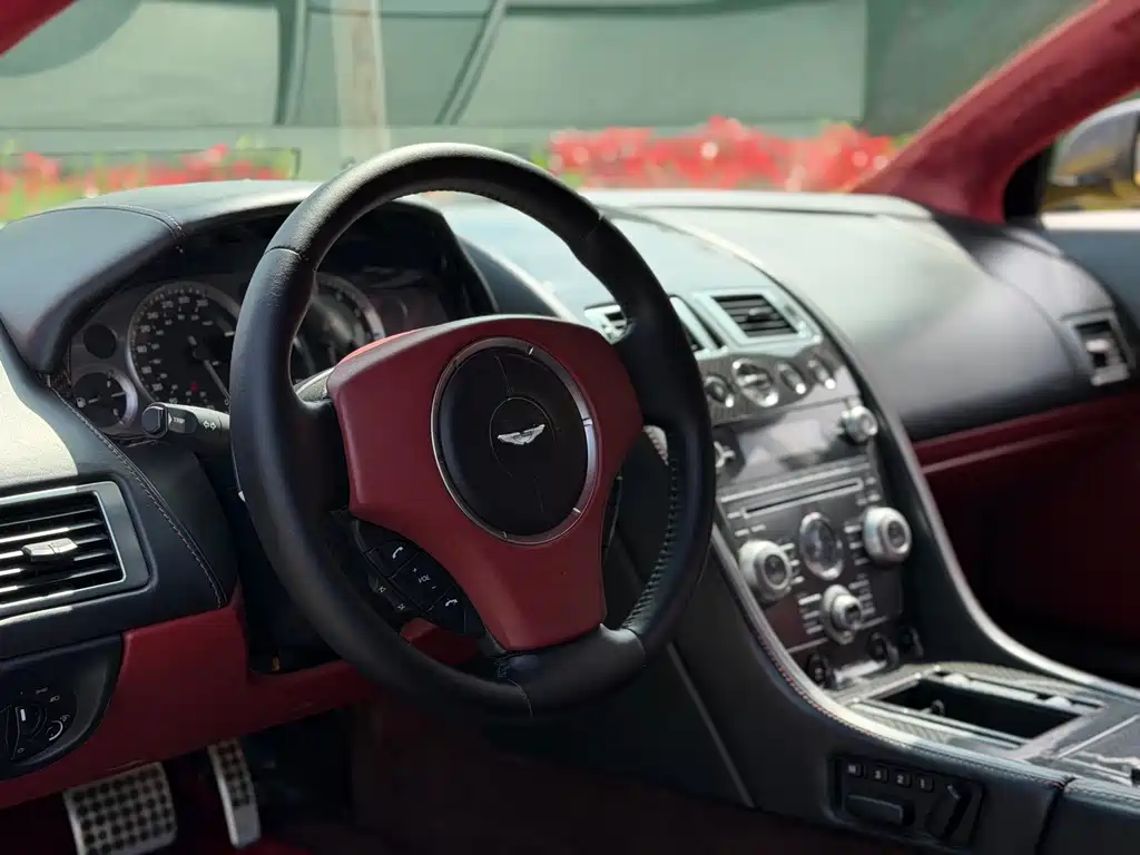 Aston Martin DB9 6.0 L Touchtronic Coupe