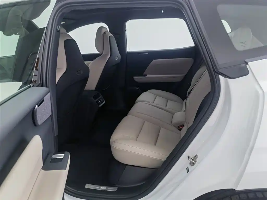 Volvo XC70 PHEV 沃尔沃XC70插电式混动 2026款 四驱超长续航Core