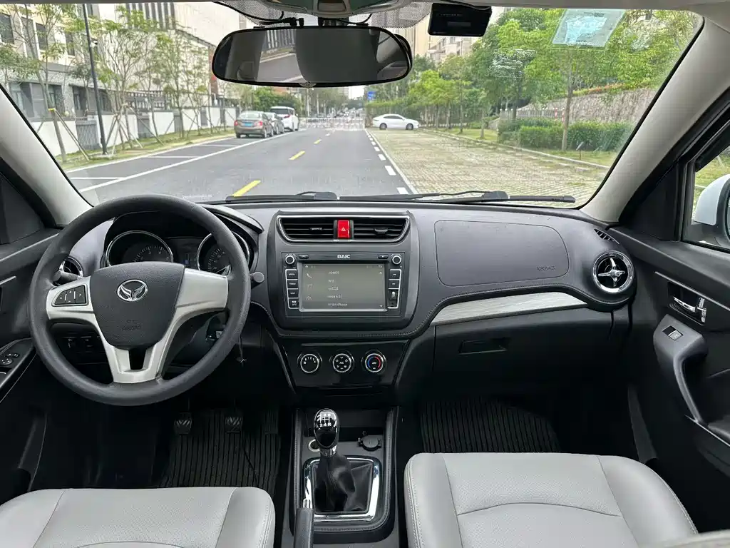 BAIC Huansu S3 1.5 L Manual Luxury