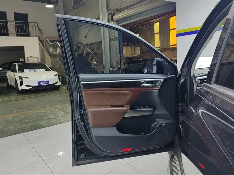 GAC Trumpchi GS8 320 T 2 WD Luxury Connected (7-seat)