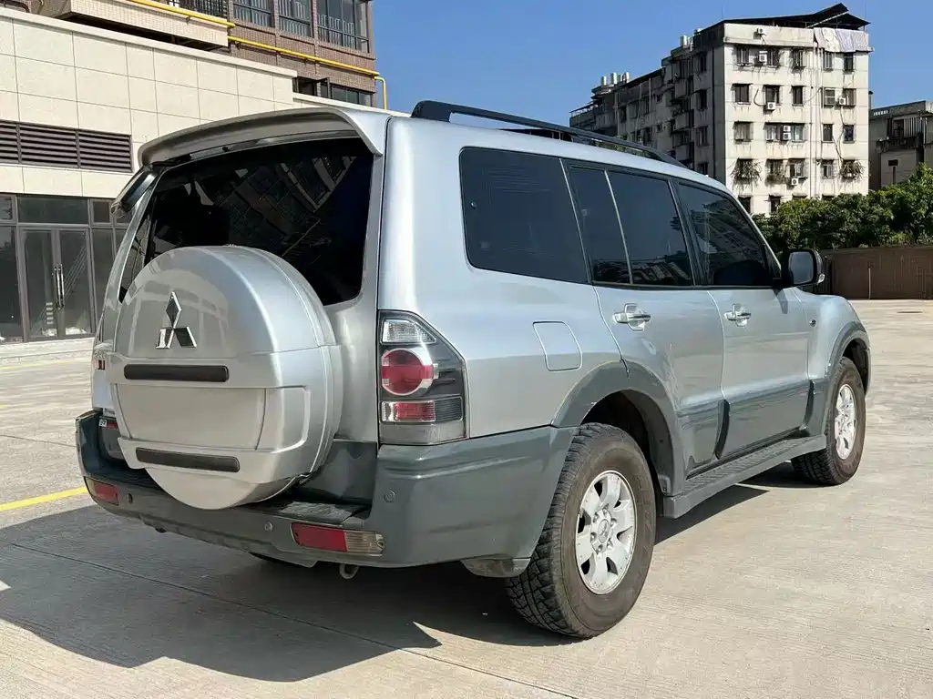 Pajero V73 3.0 L AT GLS