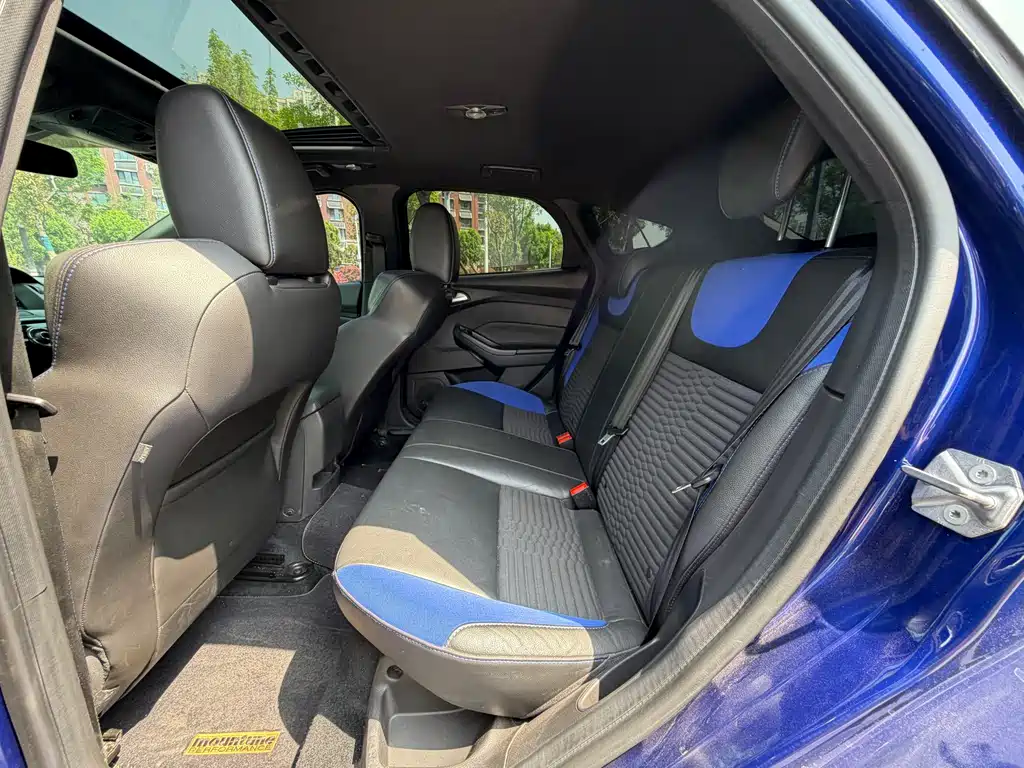 Focus (Import) 2.0 T ST Standard