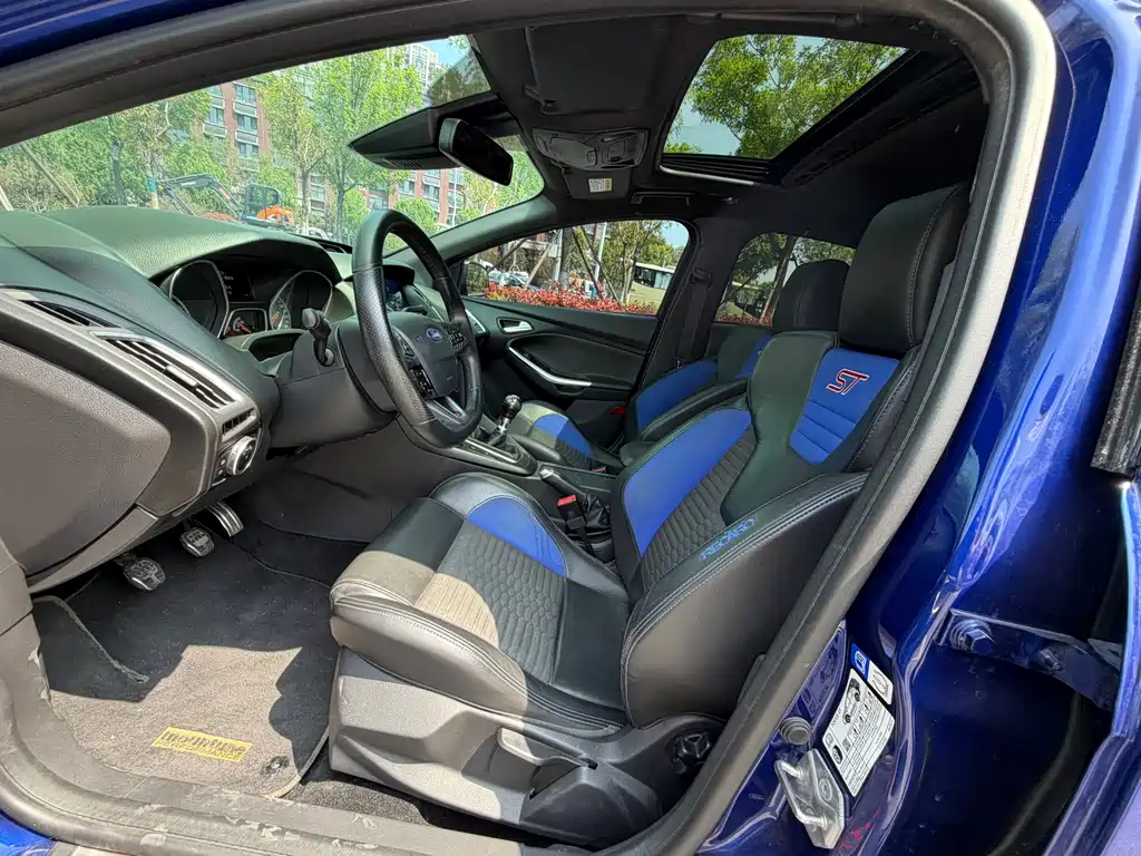 Focus (Import) 2.0 T ST Standard