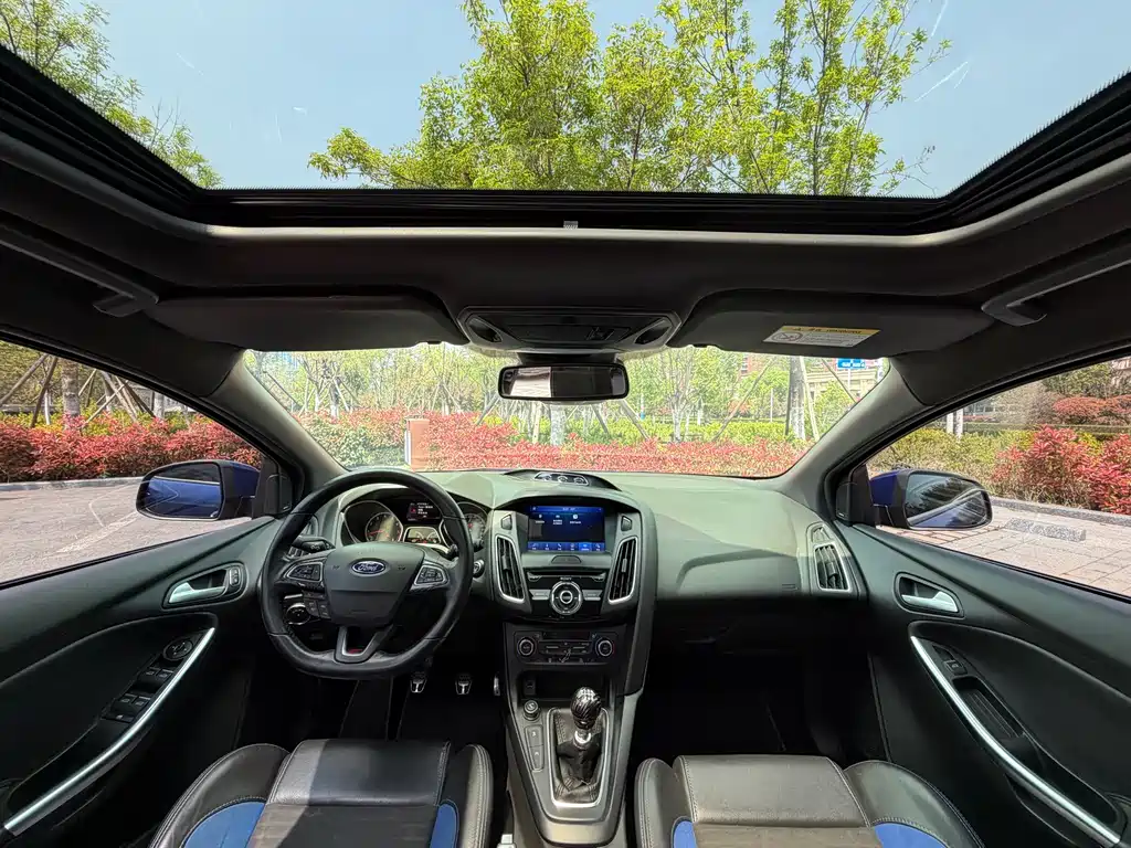 Focus (Import) 2.0 T ST Standard