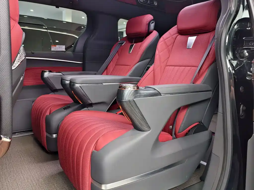 Granvia 2.5 L Hybrid Distinguished PLUS 4 WD