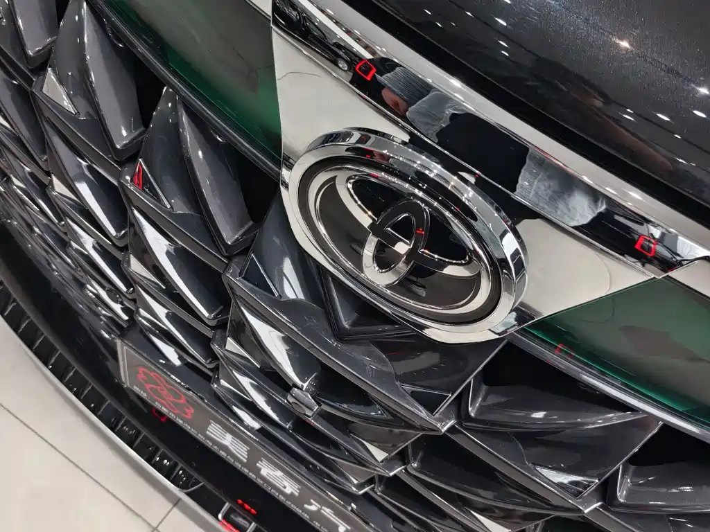 Granvia 2.5 L Hybrid Distinguished PLUS 4 WD