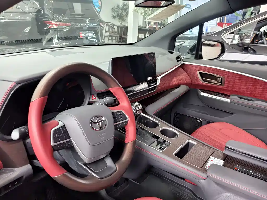 Granvia 2.5 L Hybrid Distinguished PLUS 4 WD
