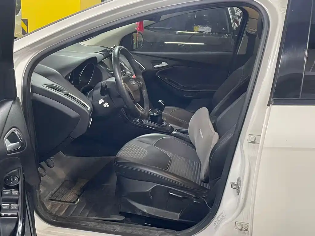 Focus Sedan 1.6 L Manual Style