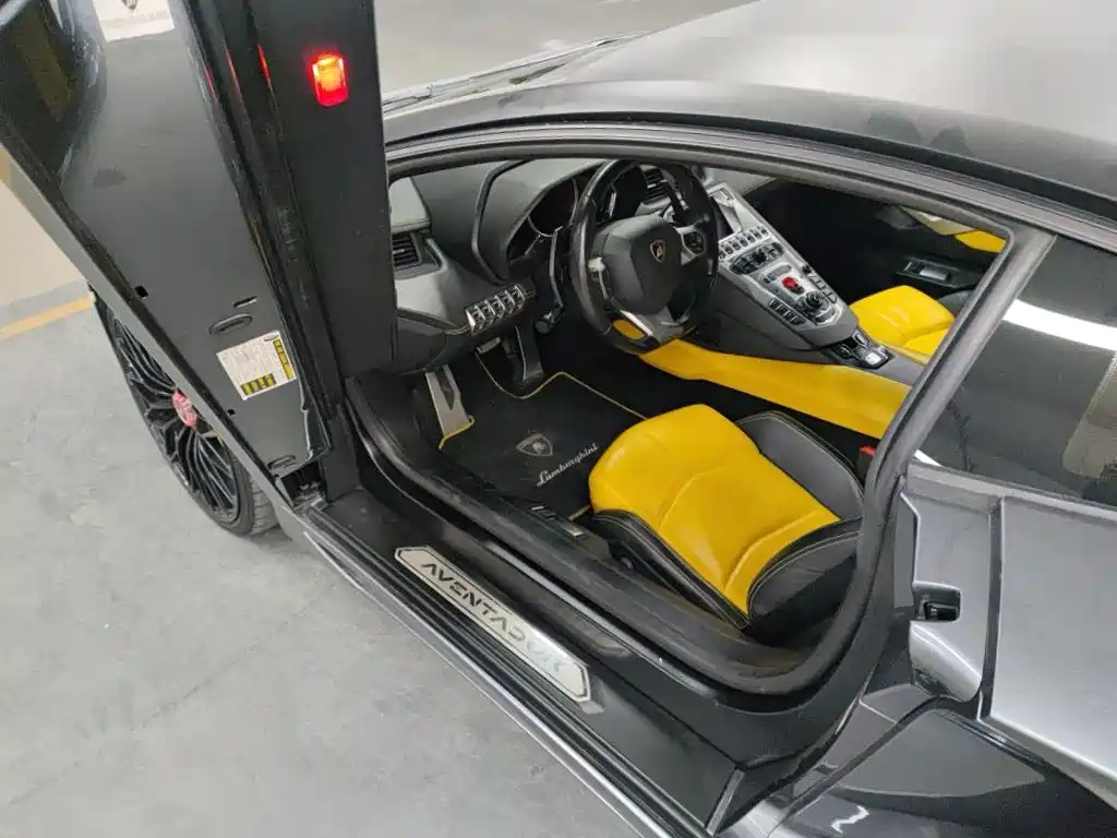 Aventador LP 700-4