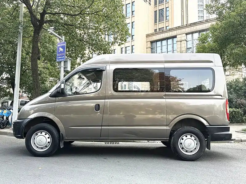 Xintu V80 2.5 T 5-speed Manual Aoyuntong CN-V SWB Mid Roof 5 6 10-seat