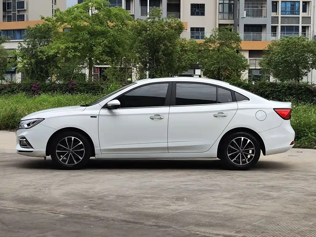 Roewe i5 1.5 L Auto 4 G Connected Leading Luxury Flagship