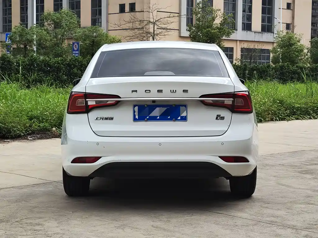 Roewe i5 1.5 L Auto 4 G Connected Leading Luxury Flagship