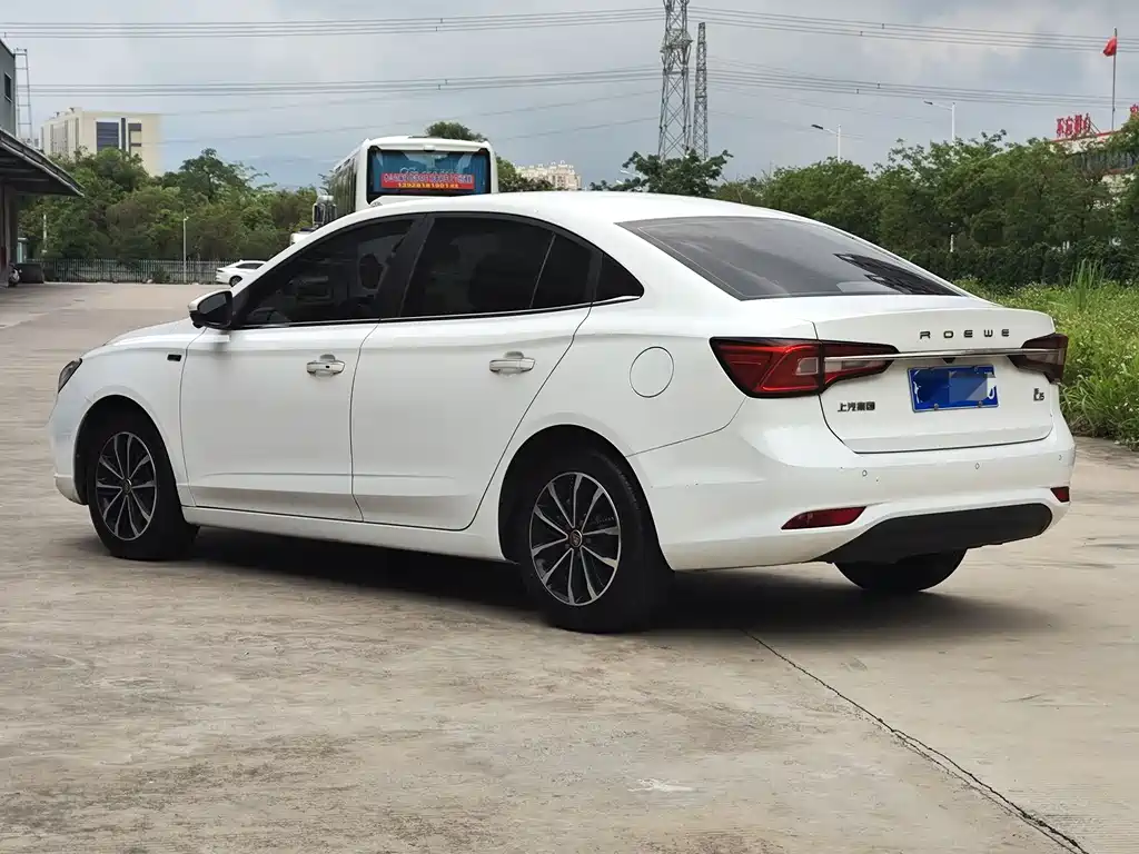 Roewe i5 1.5 L Auto 4 G Connected Leading Luxury Flagship