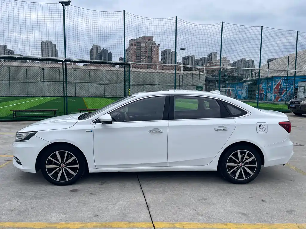 Roewe i6 Classic 20 T Auto Internet Smart Enjoyment