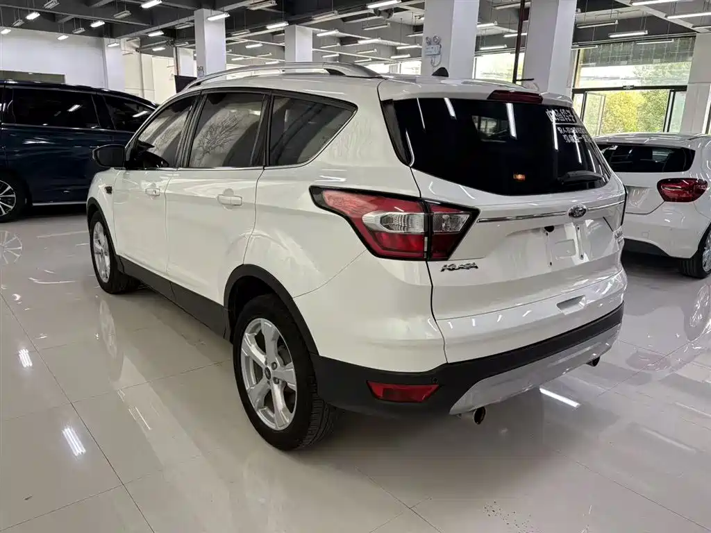 Kuga EcoBoost 180 2 WD Platinum Wing