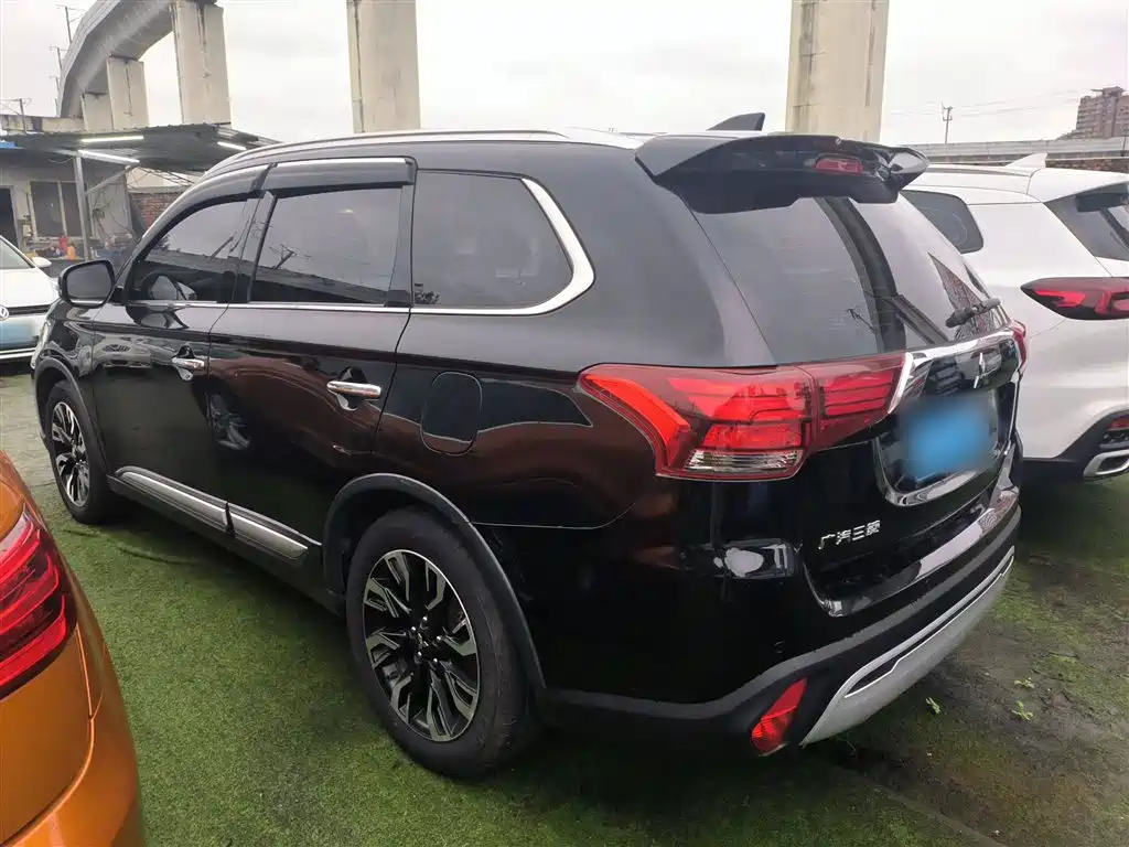 Outlander 2.4 L 4 WD Enjoyment 7-seat
