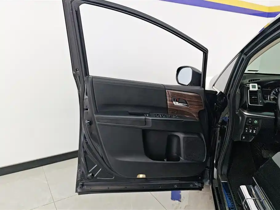 Elysion 2.4 L Luxury
