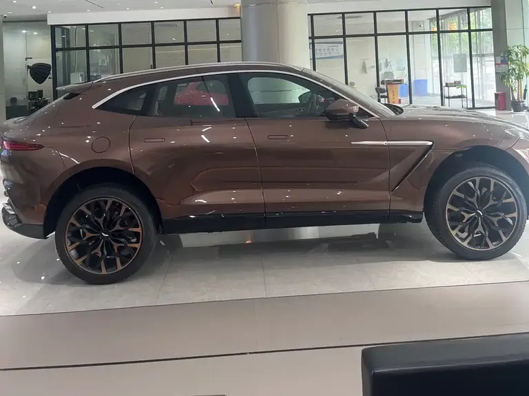 Aston Martin DBX 4.0 T V8