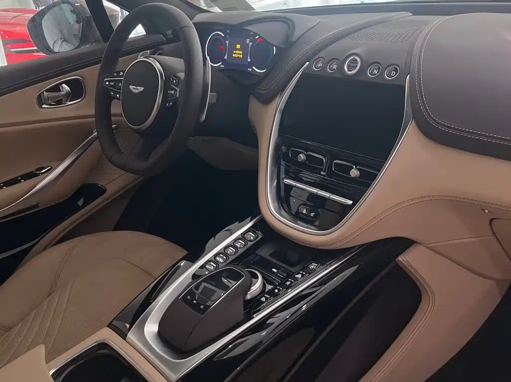 Aston Martin DBX 4.0 T V8
