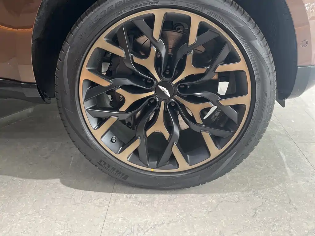Aston Martin DBX 4.0 T V8