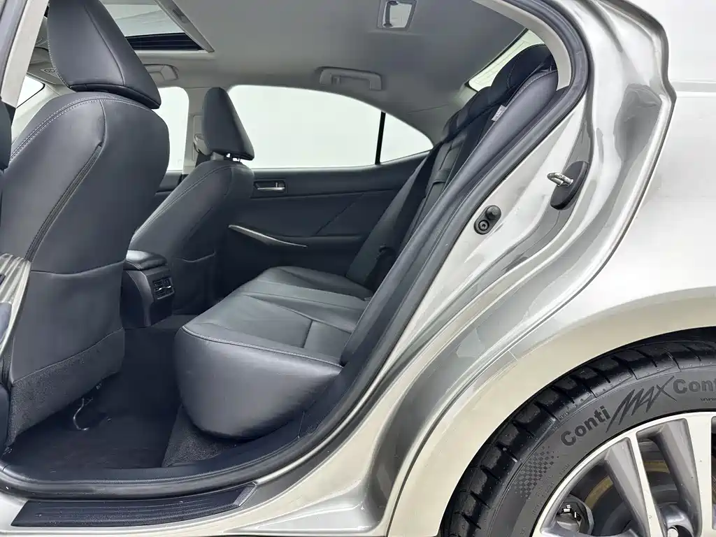 Lexus IS 300 Sharp Style