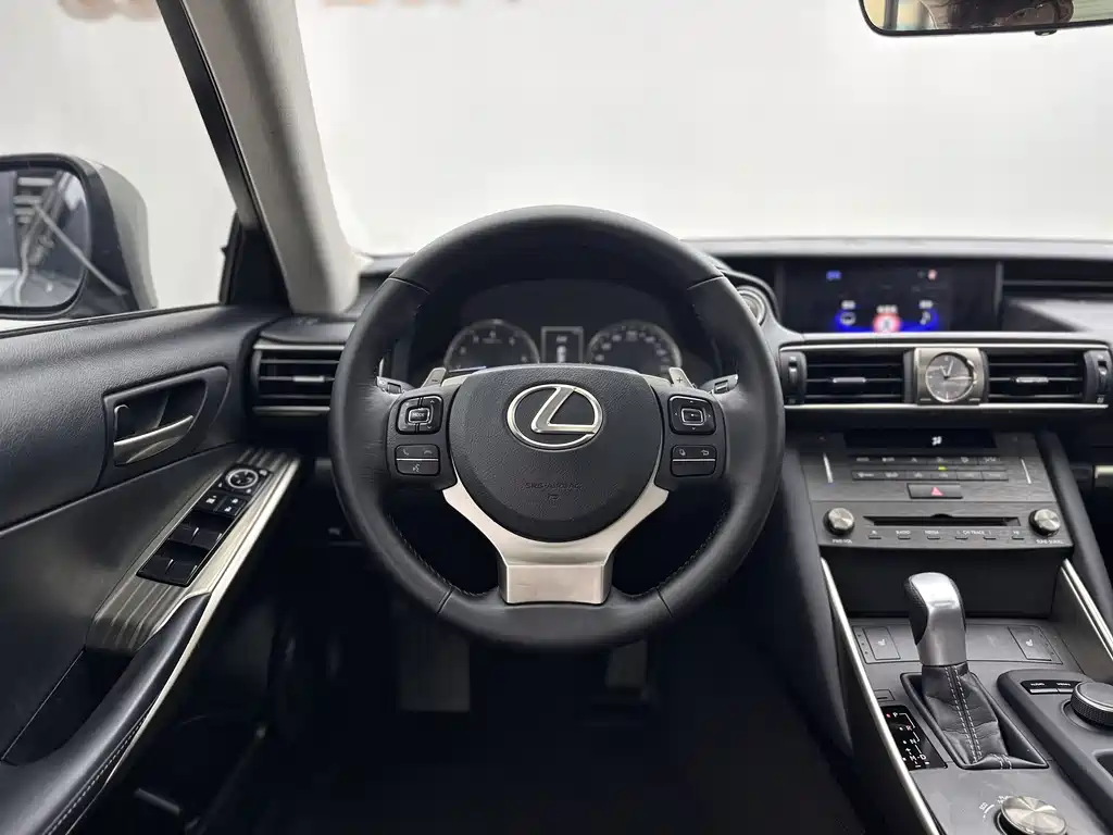 Lexus IS 300 Sharp Style