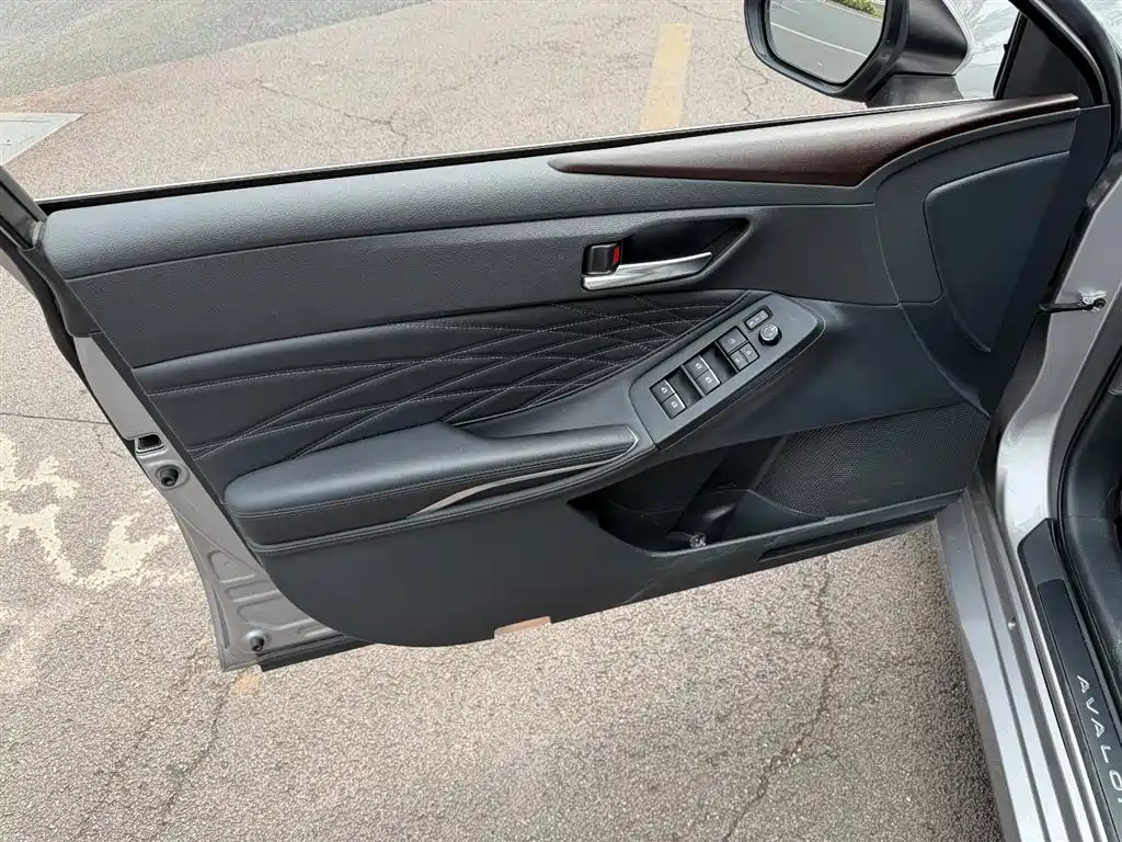 Avalon 2.5 L Touring Distinguished CN-VI
