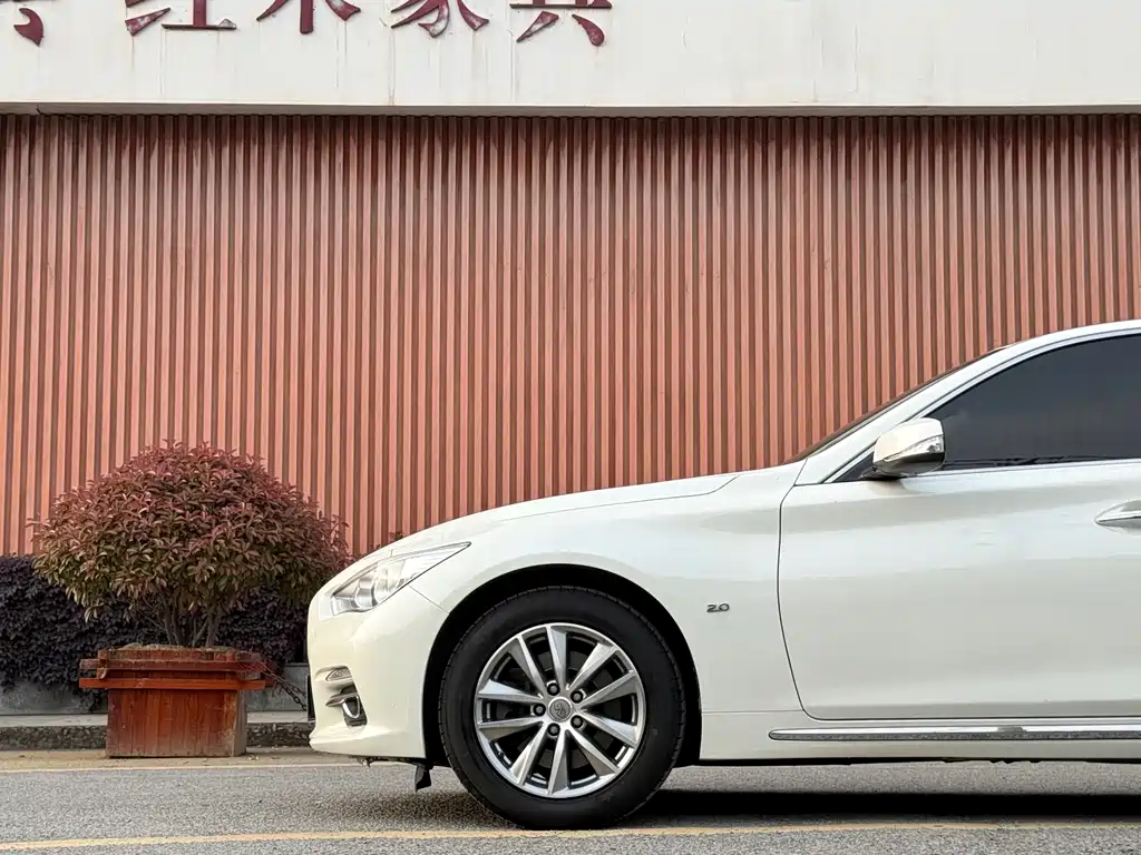 Infiniti Q50 L 2.0 T Comfort