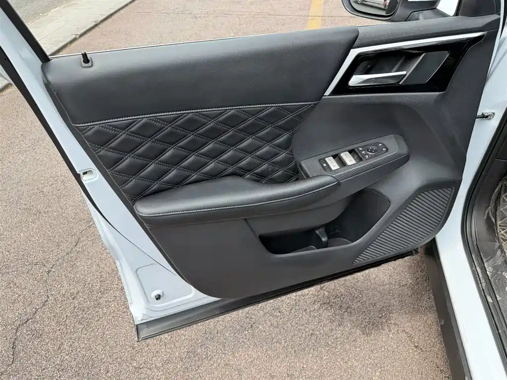 Outlander 欧蓝德 2023款 1.5 T CVT两驱尊耀版 7座