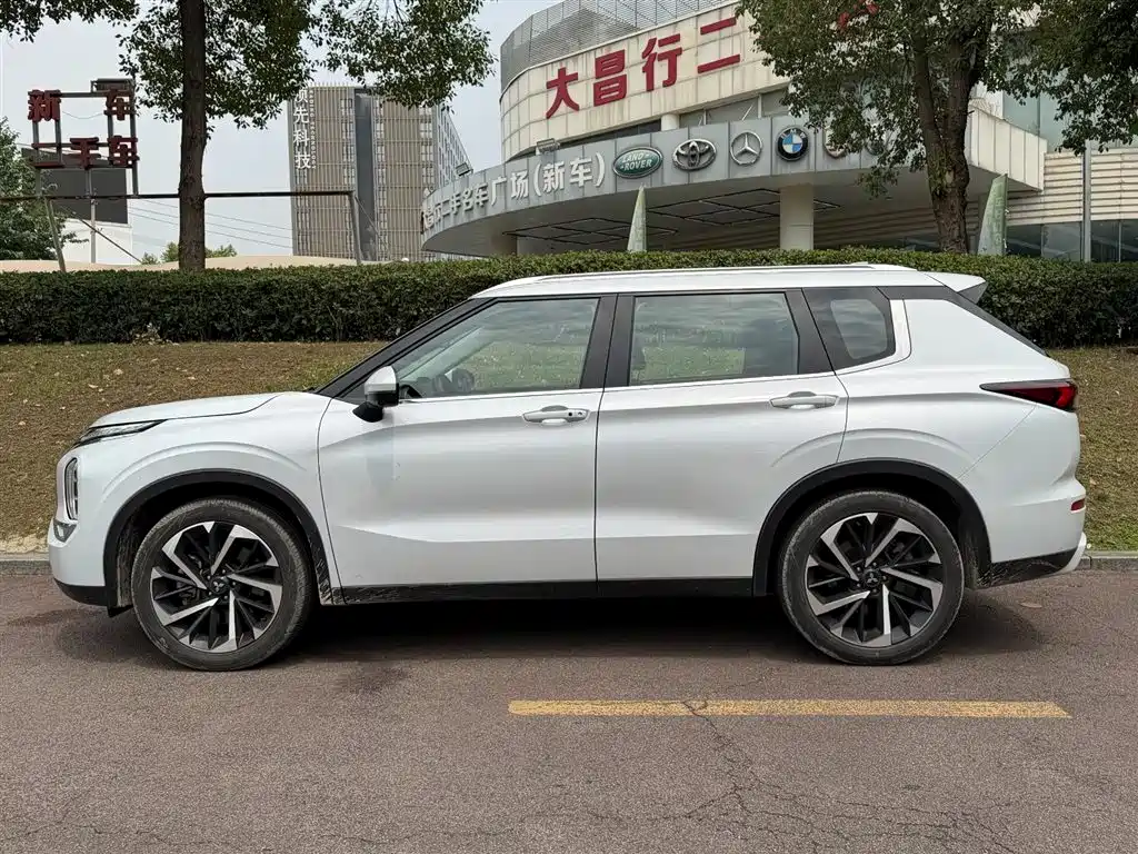 Outlander 欧蓝德 2023款 1.5 T CVT两驱尊耀版 7座