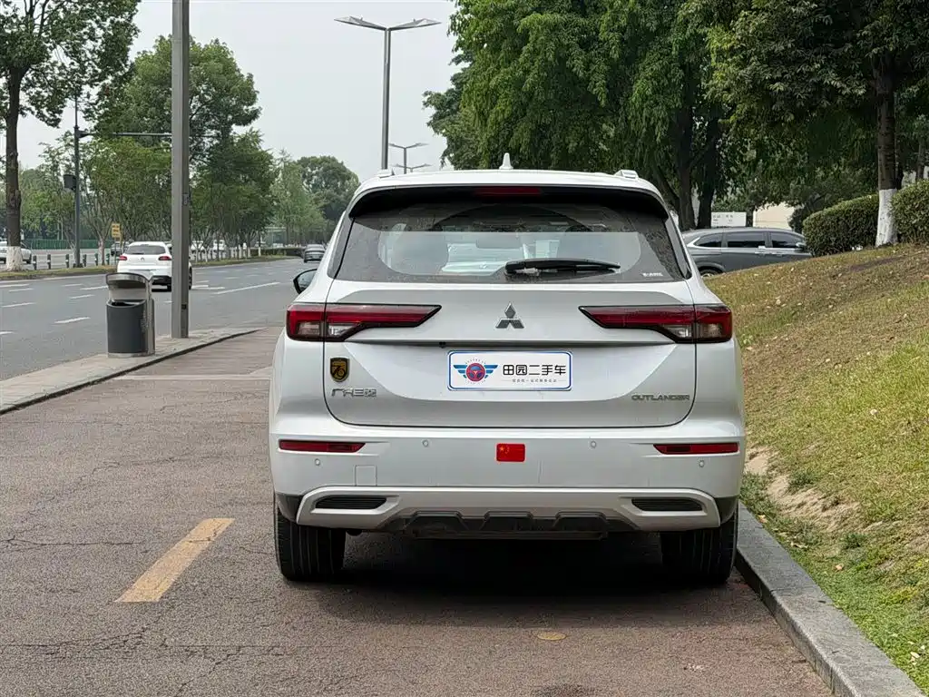 Outlander 欧蓝德 2023款 1.5 T CVT两驱尊耀版 7座