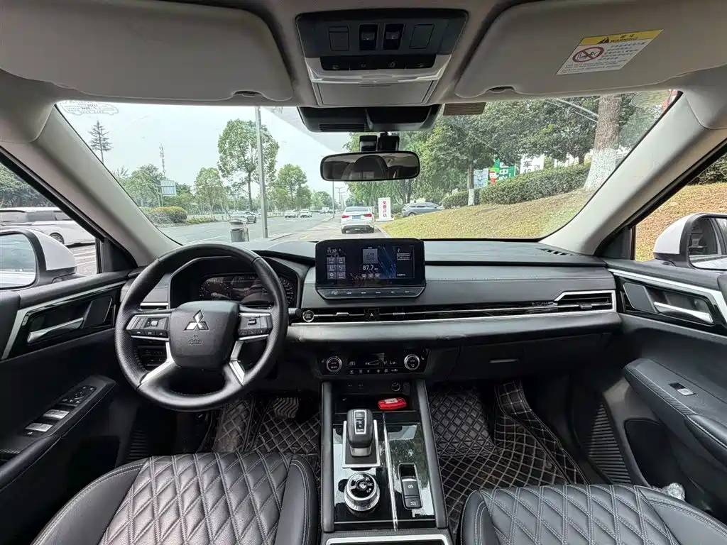 Outlander 欧蓝德 2023款 1.5 T CVT两驱尊耀版 7座