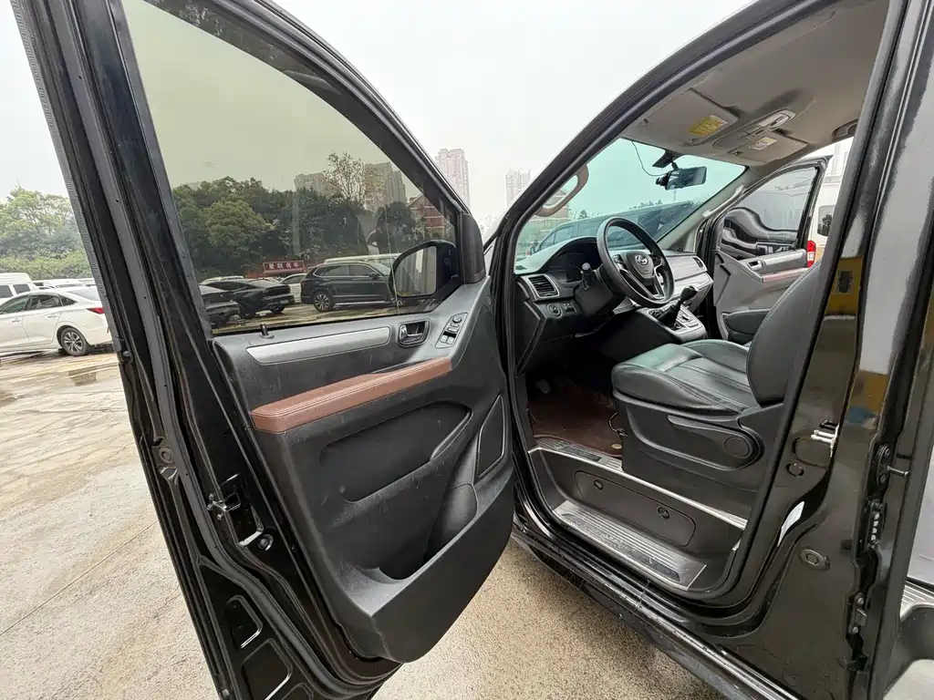 Maxus G10 大通G10 2021款 2.0 T 自动精英版 柴油 7座