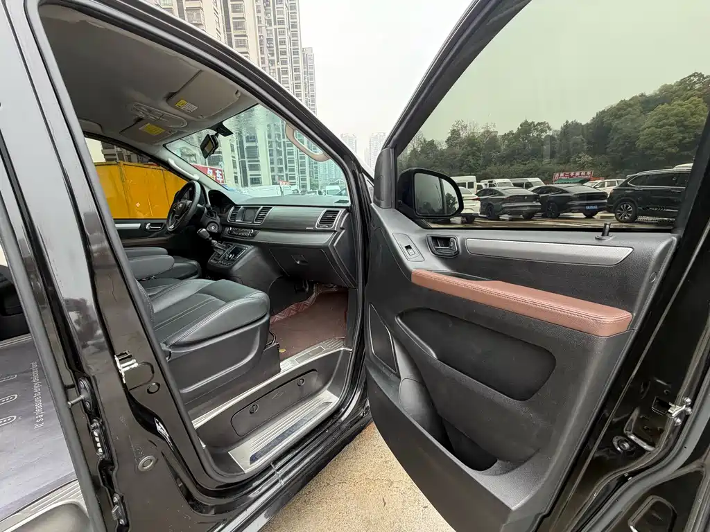 Maxus G10 大通G10 2021款 2.0 T 自动精英版 柴油 7座