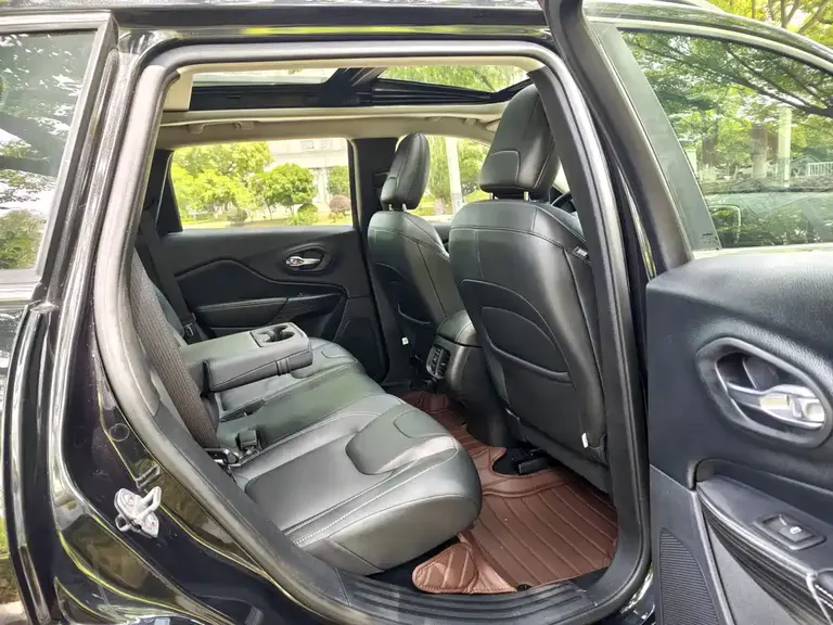 Jeep Cherokee 自由光 2017款 2.4 L 专业版